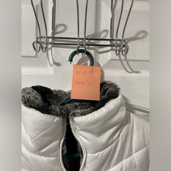 Reversible puffer vest, faux fur one side, white poly on other, size L - Picture 2 of 12